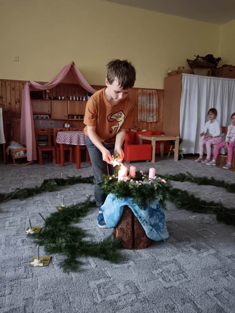Luky si zapálil svoji svíčku na adventní spirále
